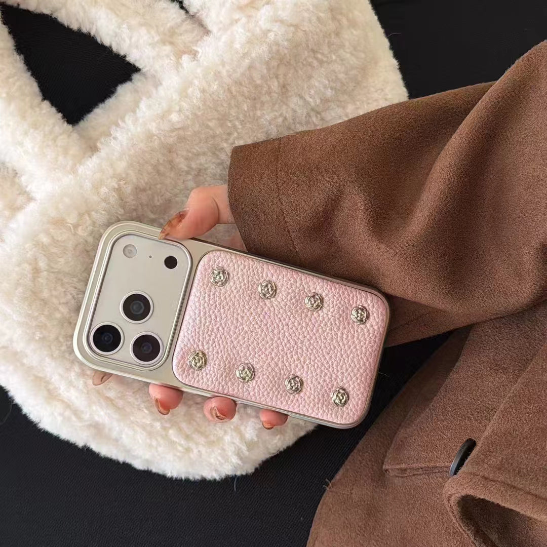 〖i975〗上質なレザー調に、ブラックと薔薇色のカメリアをあしらった iPhone ケース