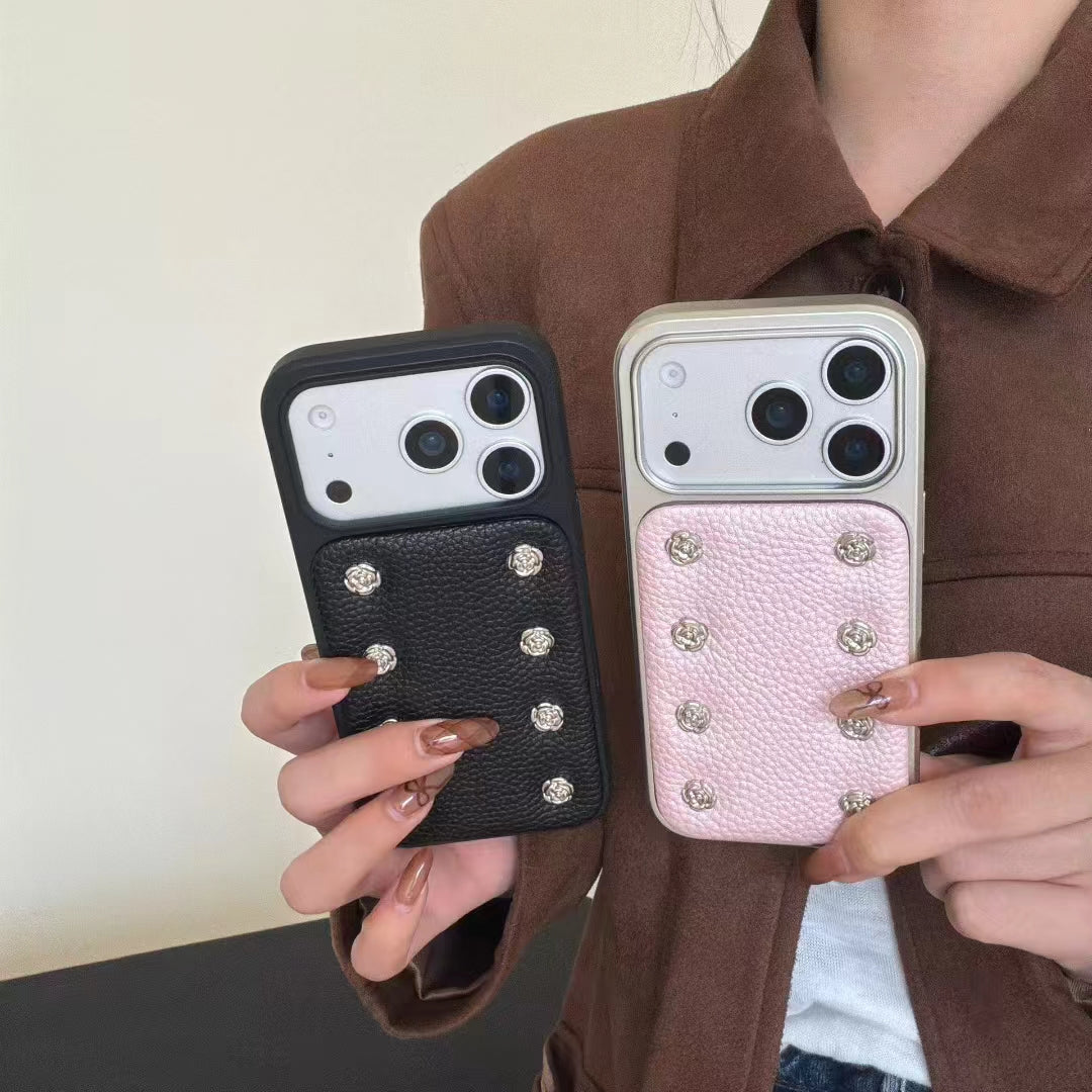〖i975〗上質なレザー調に、ブラックと薔薇色のカメリアをあしらった iPhone ケース