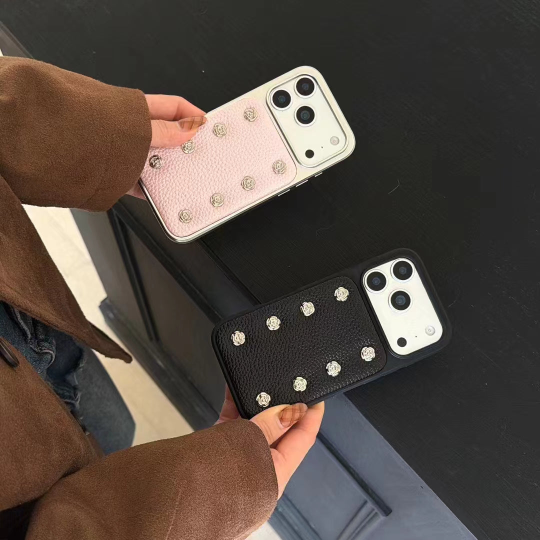 〖i975〗上質なレザー調に、ブラックと薔薇色のカメリアをあしらった iPhone ケース