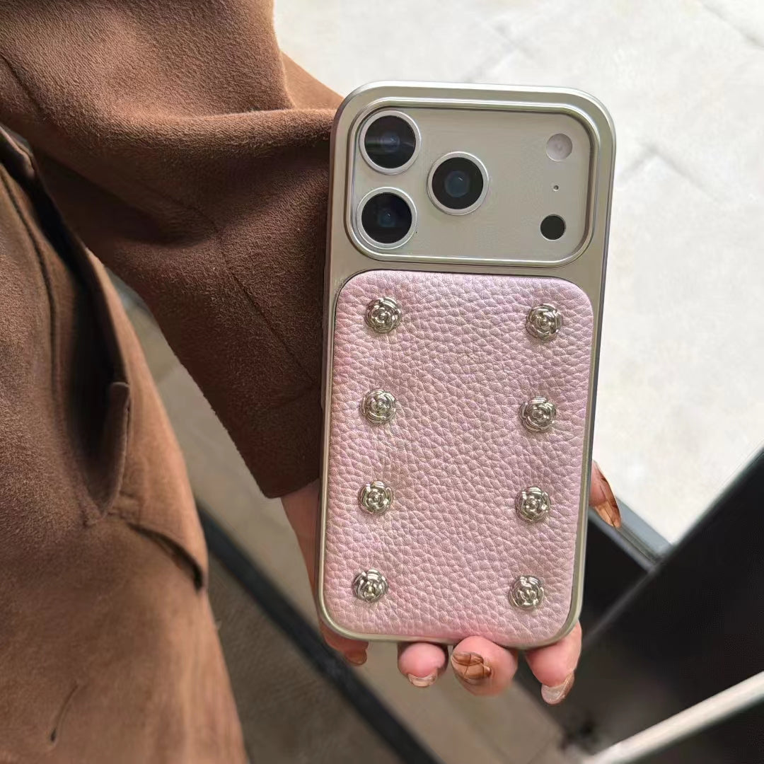 〖i975〗上質なレザー調に、ブラックと薔薇色のカメリアをあしらった iPhone ケース