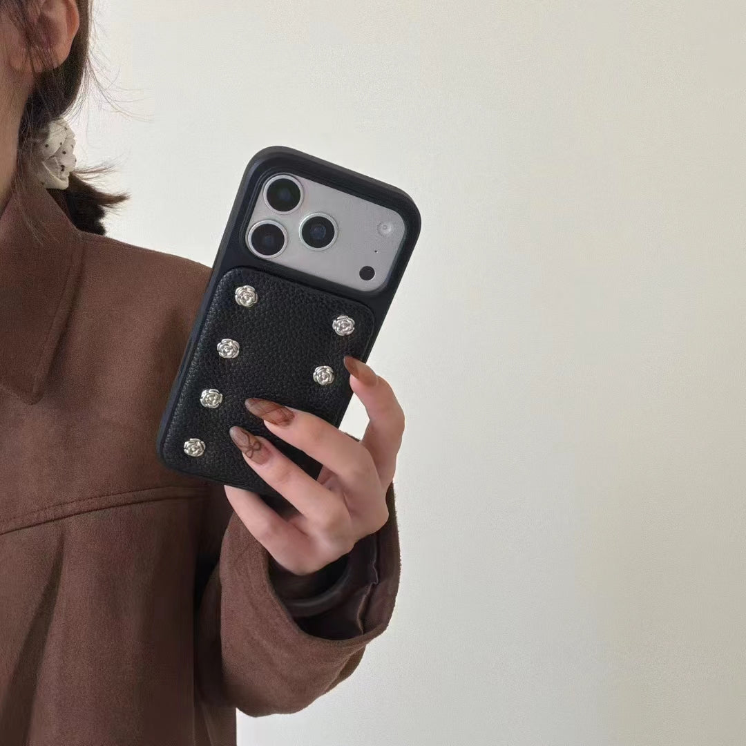 〖i975〗上質なレザー調に、ブラックと薔薇色のカメリアをあしらった iPhone ケース