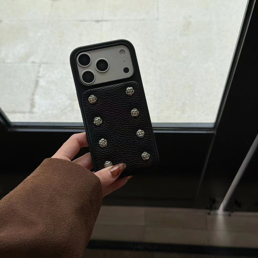 〖i975〗上質なレザー調に、ブラックと薔薇色のカメリアをあしらった iPhone ケース