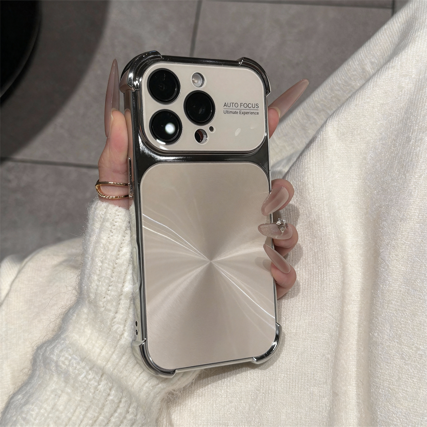 〖i977〗iPhone 17 17Pro 17ProMax 専用 極光メタリックフィニッシュ スマートフォンケース