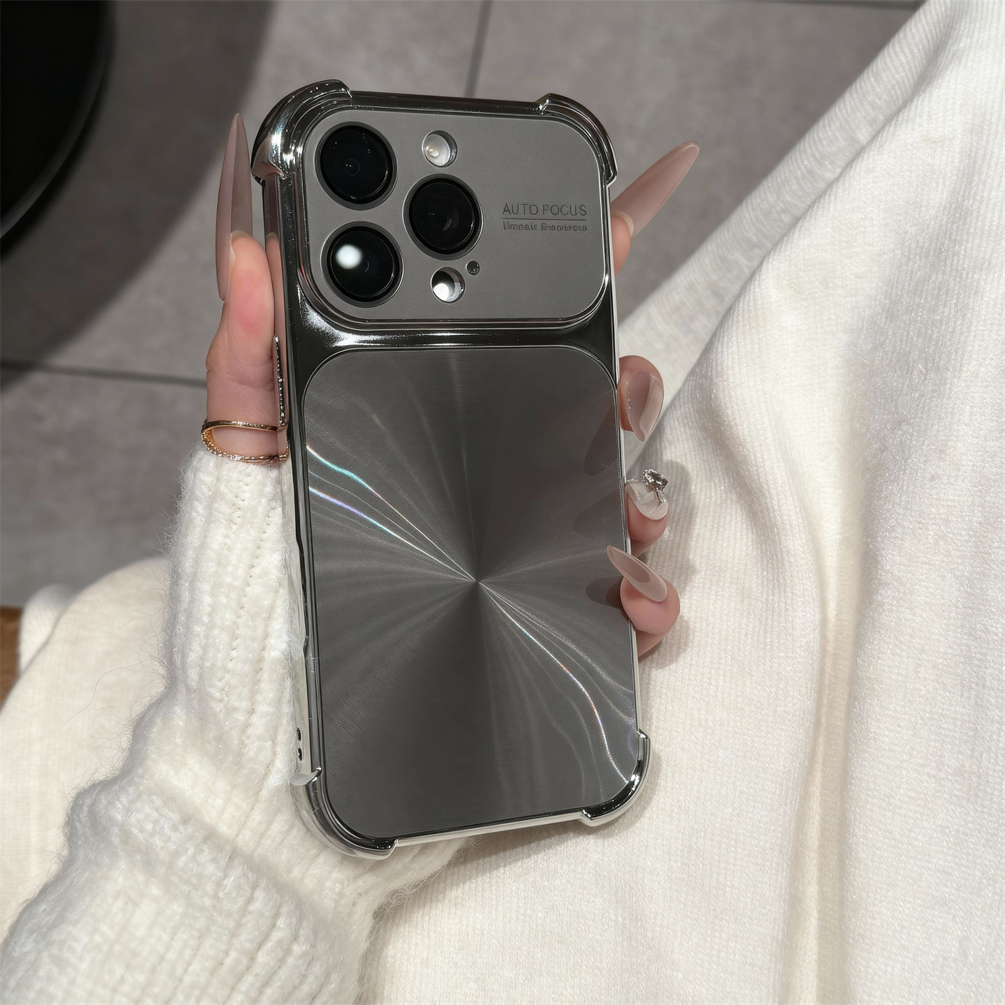 〖i977〗iPhone 17 17Pro 17ProMax 専用 極光メタリックフィニッシュ スマートフォンケース